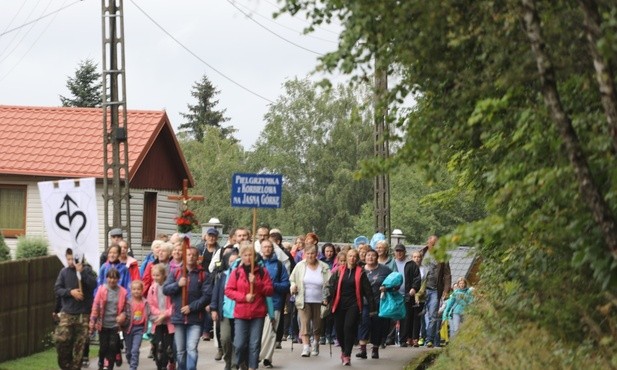 Pielgrzymi na ostatnich metrach modlitewnego szlaku z Korbielowa