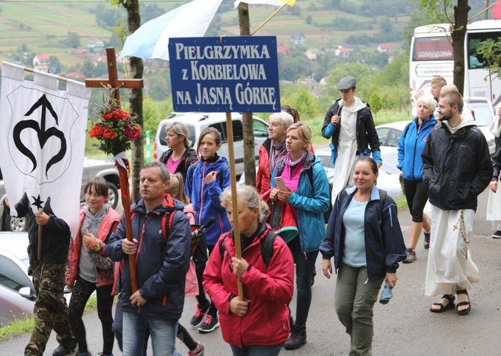 Pątnicy z Korbielowa w drodze do Pani Jasnogórskiej