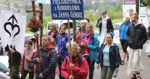 Pątnicy z Korbielowa w drodze do Pani Jasnogórskiej