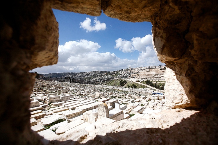 Cmentarz  na Górze Oliwnej.  Widok na Jerozolimę.