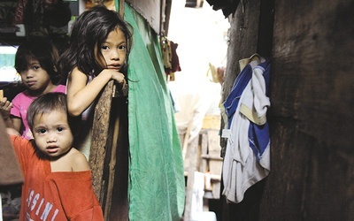Dzieci w slumsach Filipin sfotografowane przez Grzegorza Lityńskiego.