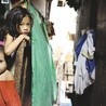 Dzieci w slumsach Filipin sfotografowane przez Grzegorza Lityńskiego.
