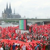 Tysiące mieszkających w Niemczech Turków zgromadził wiec poparcia dla prezydenta Erdogana w Kolonii.