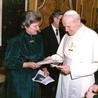 Krystyna Mochlińska rozmawia z Ojcem Świętym podczas spotkania Prymasowskiej Rady Społecznej w 1989 r.