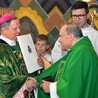 Dokument przyznający ks. Janowi Krukowi papieską prałaturę przekazał bp Henryk Tomasik