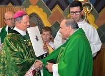 Dokument przyznający ks. Janowi Krukowi papieską prałaturę przekazał bp Henryk Tomasik