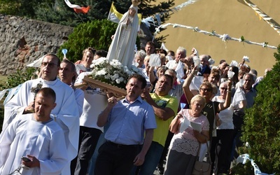 Najwierniejsza grupa parafian odprowadziła figurę Matki Bożej do samochodu. 