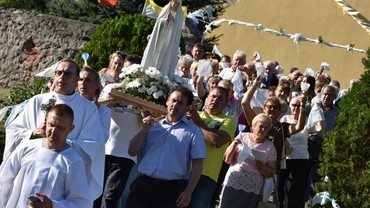 Najwierniejsza grupa parafian odprowadziła figurę Matki Bożej do samochodu. 