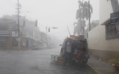 Irma sieje spustoszenie: Wieje 300 km/h, są ofiary śmiertelne