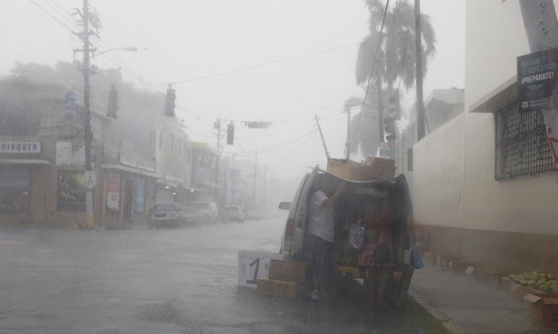 Irma sieje spustoszenie: Wieje 300 km/h, są ofiary śmiertelne