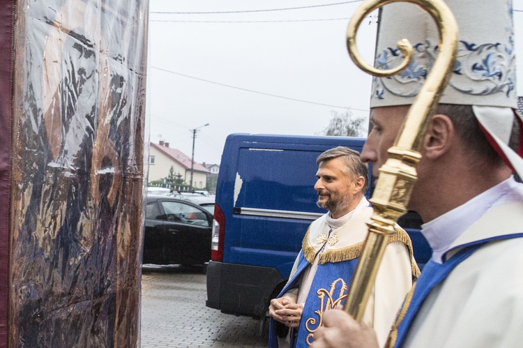 Józefów: Ikona w deszczu i gorące powitanie