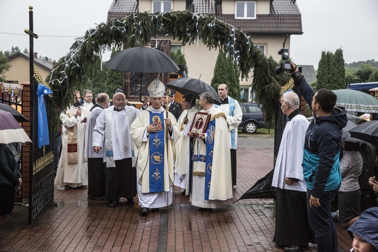 Józefów: Ikona w deszczu i gorące powitanie