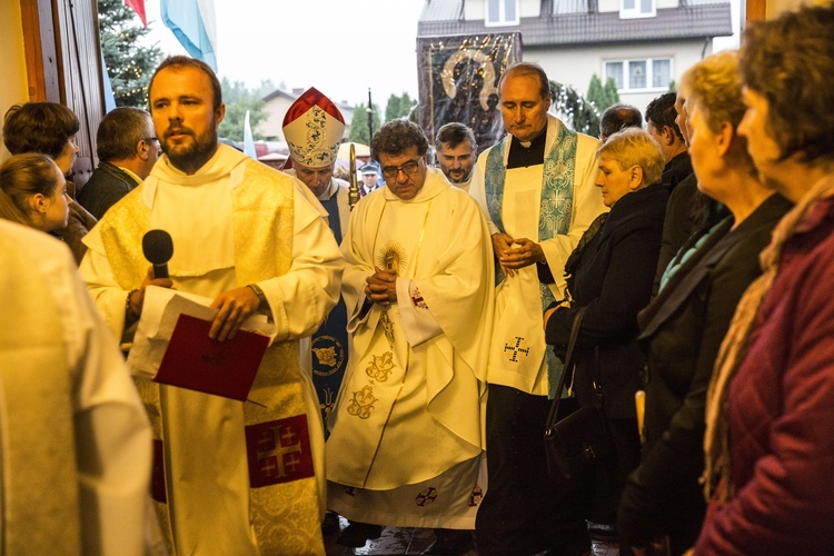 Józefów: Ikona w deszczu i gorące powitanie