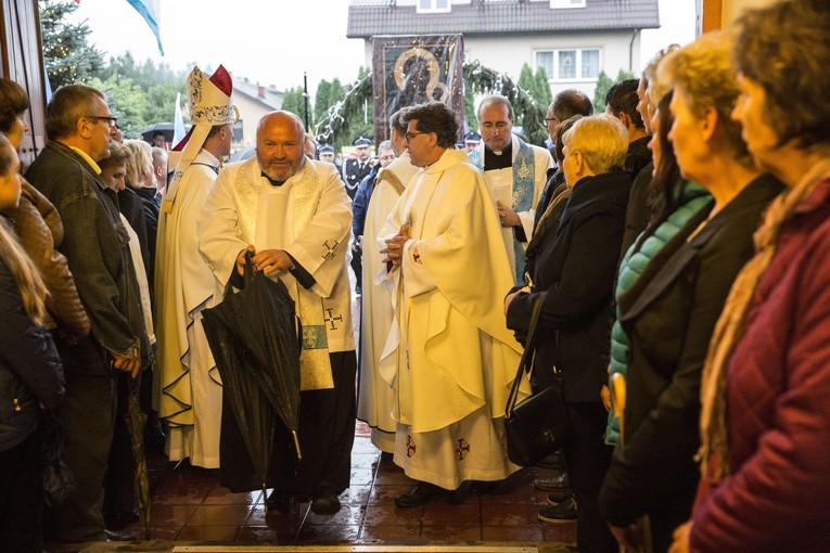 Józefów: Ikona w deszczu i gorące powitanie
