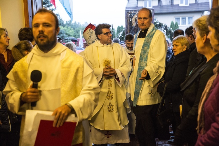 Józefów: Ikona w deszczu i gorące powitanie