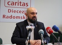 Ks. Damian Drabikowski podczas konferencji prasowej w siedzibie Caritas