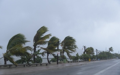 Irma pustoszy wyspy Turks i Caicos i podąża w kierunku Florydy