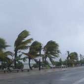 Irma pustoszy wyspy Turks i Caicos i podąża w kierunku Florydy