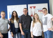 Do udziału w Forum Młodych i Apelu Młodych zaprasza młodzież zaangażowana w ich organizację, z ks. Mariuszem Wilkiem, duszpasterzem młodzieży i duszpasterzem akademickim