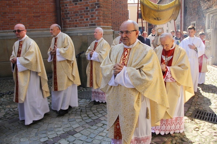 Msza św. zakończyła się procesją z łaskami słynącą Pietą, czczoną w tarnowskiej katedrze