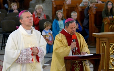 Bp Henryk Tomasik w radomskiej katedrze odmawia Akt Poświęcenia Matce Bożej. Z lewej bp Piotr Turzyński