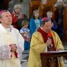 Bp Henryk Tomasik w radomskiej katedrze odmawia Akt Poświęcenia Matce Bożej. Z lewej bp Piotr Turzyński