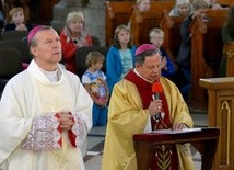 Bp Henryk Tomasik w radomskiej katedrze odmawia Akt Poświęcenia Matce Bożej. Z lewej bp Piotr Turzyński