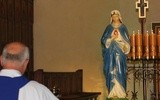 Aktu zawierzenia ks. Jan Rawa i parafianie dokonali przed figurą Matki Bożej.