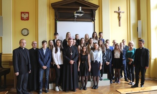 Bp Roman Pindel z uczniami i nauczycielami katolickich szkół "Dziedzictwa..." w Cieszynie
