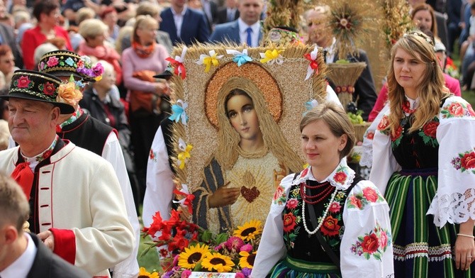 Odpust w Domaniewicach połączony jest z dożynkami. 