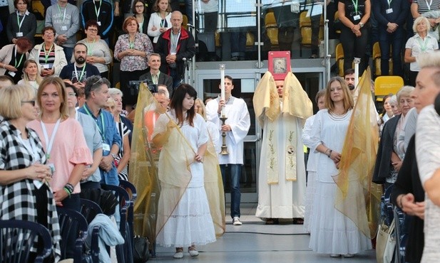 Uroczysta intronizacja Pisma św. - Przywitaliśmy Słowo Boże, jako szczególny znak obecności Pana Boga, które też jest źródłem ewangelizacji - mówi ks. Płusa