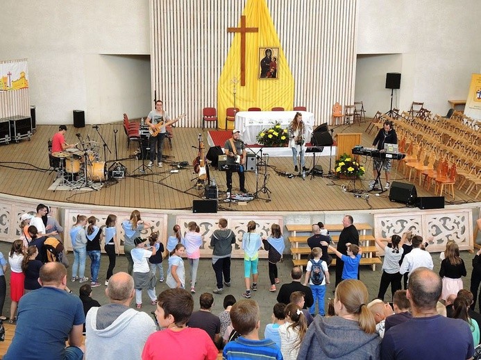 Młodzi w amfiteatrze pod Grojcem w Żywcu 2017