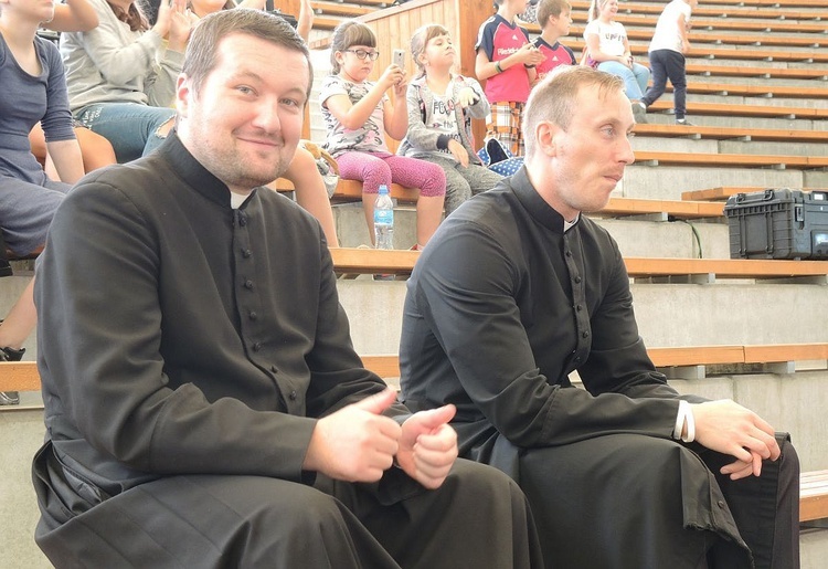 Młodzi w amfiteatrze pod Grojcem w Żywcu 2017