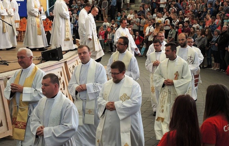 Młodzi w amfiteatrze pod Grojcem w Żywcu 2017