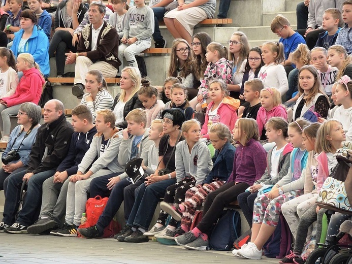 Młodzi w amfiteatrze pod Grojcem w Żywcu 2017