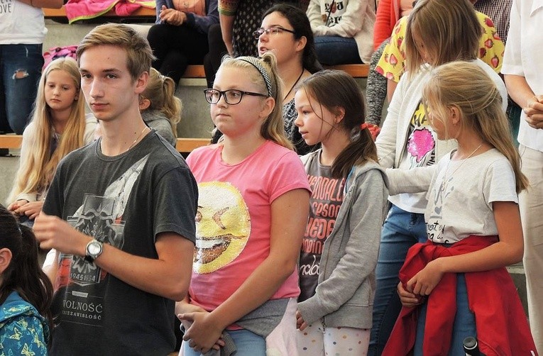 Młodzi w amfiteatrze pod Grojcem w Żywcu 2017