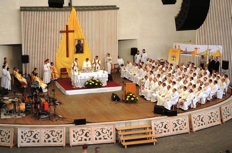 Młodzi w amfiteatrze pod Grojcem w Żywcu 2017