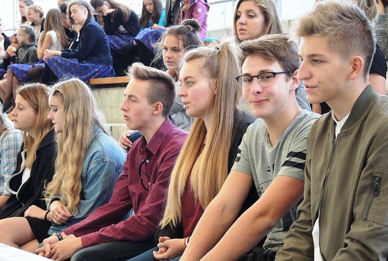 Młodzi w amfiteatrze pod Grojcem w Żywcu 2017