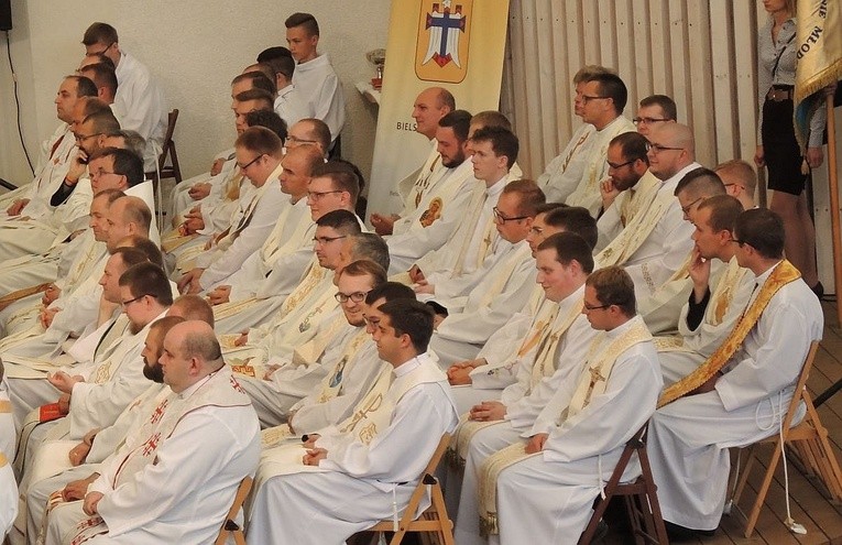 Młodzi w amfiteatrze pod Grojcem w Żywcu 2017