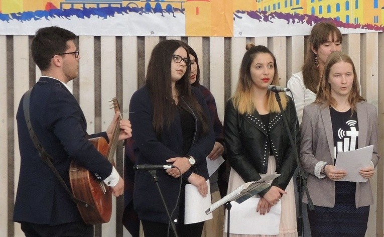 Młodzi w amfiteatrze pod Grojcem w Żywcu 2017