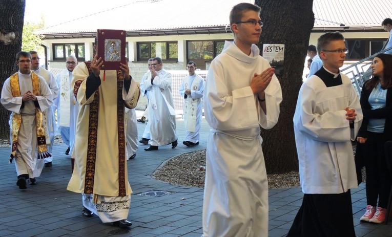 Młodzi w amfiteatrze pod Grojcem w Żywcu 2017