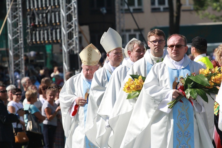 Msza święta, procesja z darami, procesja do kościoła