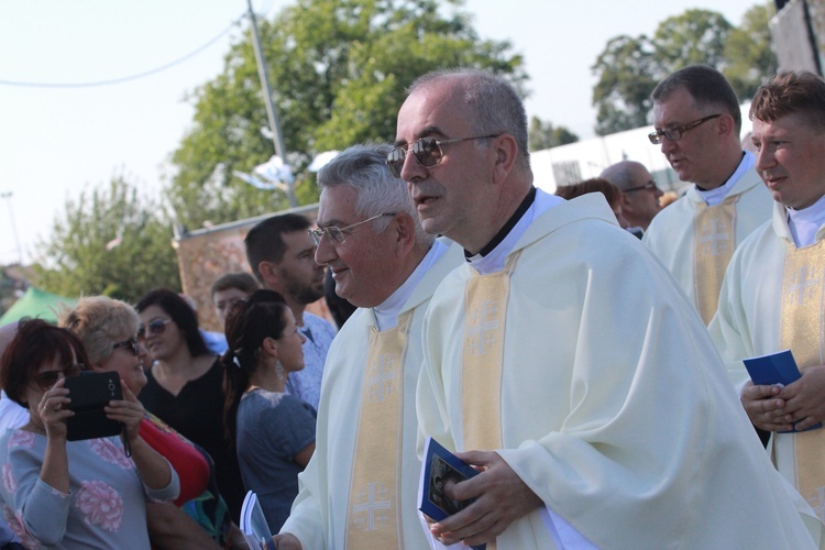 Msza święta, procesja z darami, procesja do kościoła