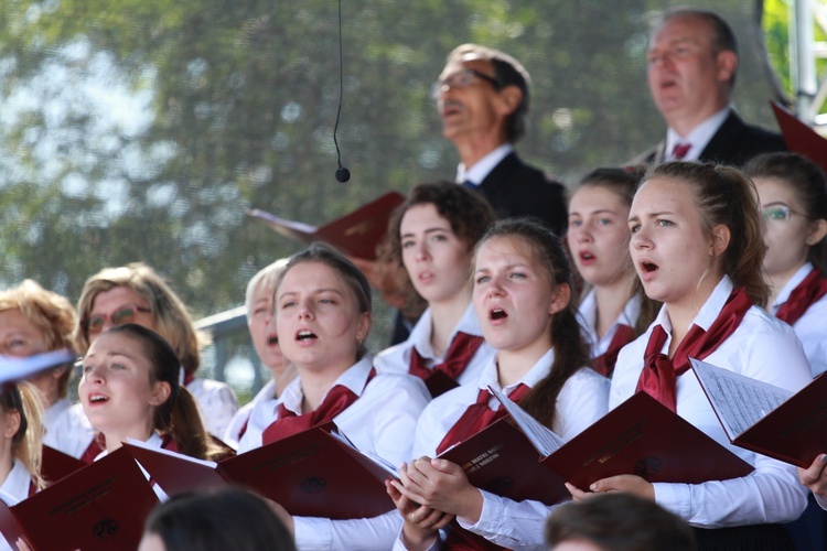 Msza święta, procesja z darami, procesja do kościoła