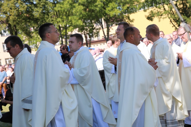 Msza święta, procesja z darami, procesja do kościoła