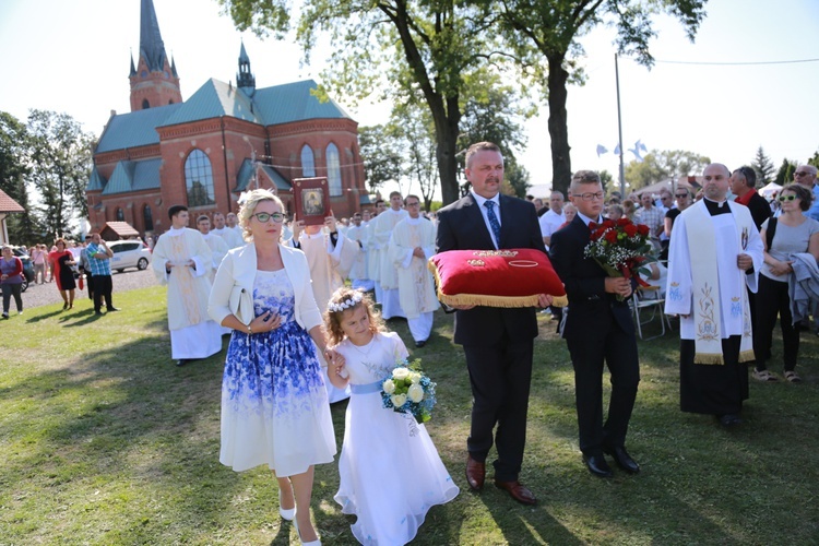 Msza święta, procesja z darami, procesja do kościoła