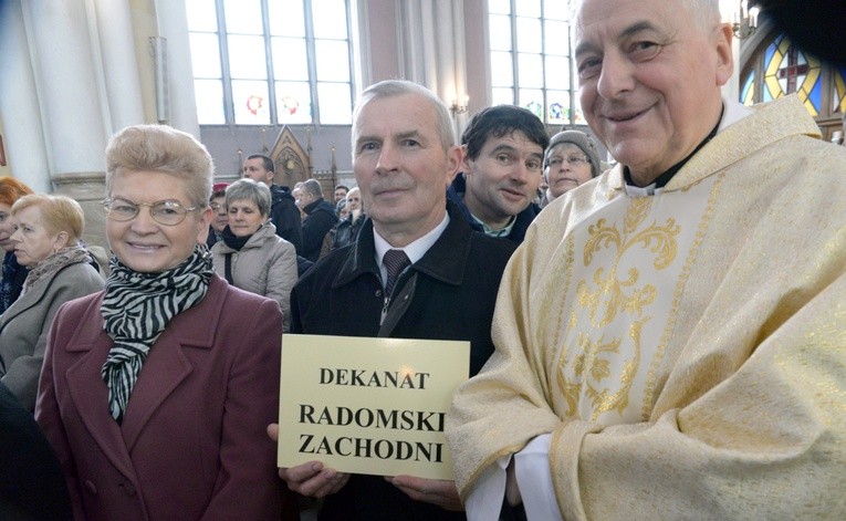 Przedstawiciele dekanatu Radom-Zachód odbierają różaniec i świecę na Jerycho Różańcowe