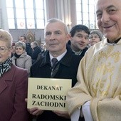 Przedstawiciele dekanatu Radom-Zachód odbierają różaniec i świecę na Jerycho Różańcowe