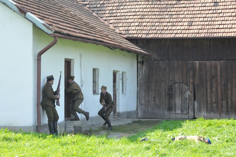 Modlitwa i inscenizacja w Biegonicach