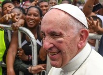 Papież z małymi obrażeniami na twarzy po uderzeniu w papamobile